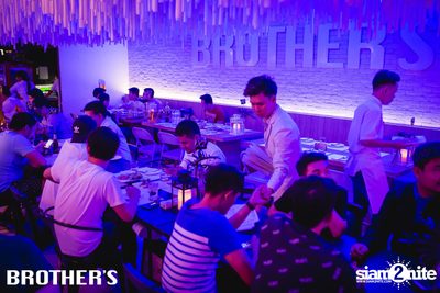 White Valentines ที่ บราเธอร์ บาร์ แอนด์ เรสเตอร์รองท์ — photo 73