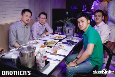White Valentines ที่ บราเธอร์ บาร์ แอนด์ เรสเตอร์รองท์ — photo 77