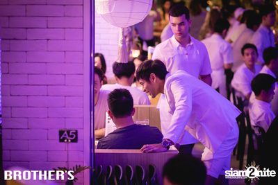 White Valentines ที่ บราเธอร์ บาร์ แอนด์ เรสเตอร์รองท์ — photo 85