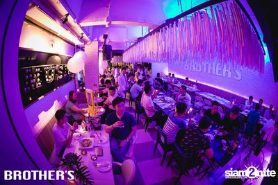 White Valentines ที่ บราเธอร์ บาร์ แอนด์ เรสเตอร์รองท์ — photo 88