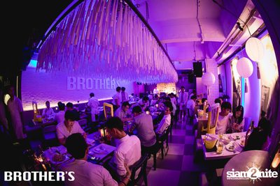White Valentines ที่ บราเธอร์ บาร์ แอนด์ เรสเตอร์รองท์ — photo 90