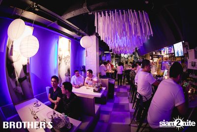 White Valentines ที่ บราเธอร์ บาร์ แอนด์ เรสเตอร์รองท์ — photo 91