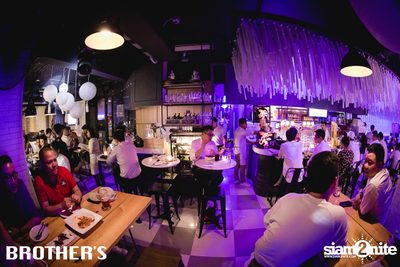 White Valentines ที่ บราเธอร์ บาร์ แอนด์ เรสเตอร์รองท์ — photo 92