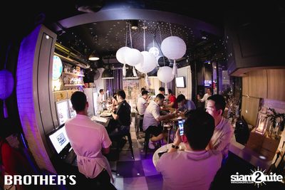 White Valentines ที่ บราเธอร์ บาร์ แอนด์ เรสเตอร์รองท์ — photo 95