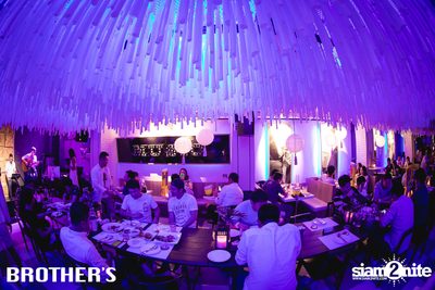 White Valentines ที่ บราเธอร์ บาร์ แอนด์ เรสเตอร์รองท์ — photo 100