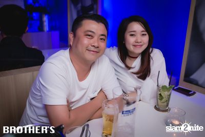 White Valentines ที่ บราเธอร์ บาร์ แอนด์ เรสเตอร์รองท์ — photo 108