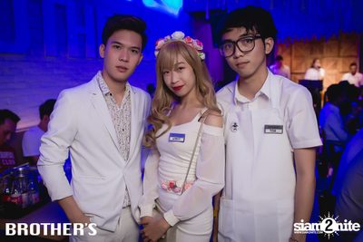 White Valentines ที่ บราเธอร์ บาร์ แอนด์ เรสเตอร์รองท์ — photo 109