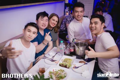 White Valentines ที่ บราเธอร์ บาร์ แอนด์ เรสเตอร์รองท์ — photo 145