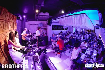 White Valentines ที่ บราเธอร์ บาร์ แอนด์ เรสเตอร์รองท์ — photo 155