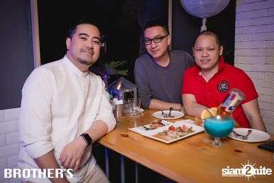 White Valentines ที่ บราเธอร์ บาร์ แอนด์ เรสเตอร์รองท์ — photo 161