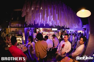 White Valentines ที่ บราเธอร์ บาร์ แอนด์ เรสเตอร์รองท์ — photo 163