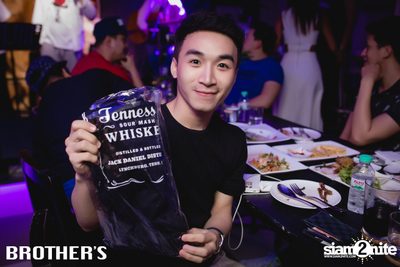 White Valentines ที่ บราเธอร์ บาร์ แอนด์ เรสเตอร์รองท์ — photo 170