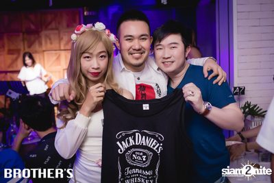 White Valentines ที่ บราเธอร์ บาร์ แอนด์ เรสเตอร์รองท์ — photo 171