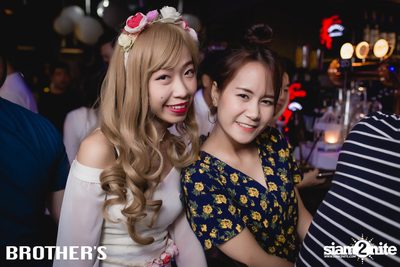 White Valentines ที่ บราเธอร์ บาร์ แอนด์ เรสเตอร์รองท์ — photo 173