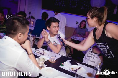 White Valentines ที่ บราเธอร์ บาร์ แอนด์ เรสเตอร์รองท์ — photo 180