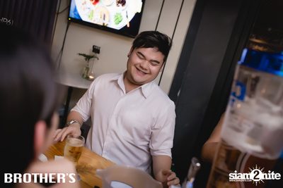White Valentines ที่ บราเธอร์ บาร์ แอนด์ เรสเตอร์รองท์ — photo 183
