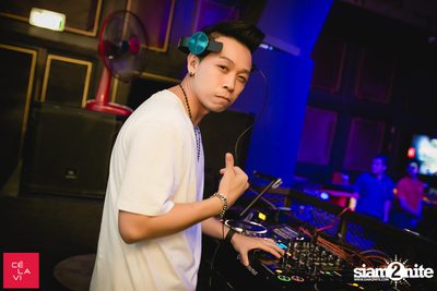 MadStash Full Blue Moon party กับ DJ Groove ที่ เซ ลา วี — photo 24