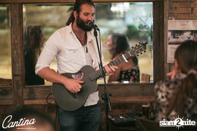 Cantina Acustica ft. Sam Ness (US) ที่ แคนติน่า ไวน์บาร์ แอนด์ อิตาเลียน คิทเช่น — photo 25