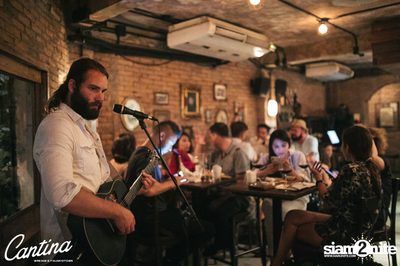 Cantina Acustica ft. Sam Ness (US) ที่ แคนติน่า ไวน์บาร์ แอนด์ อิตาเลียน คิทเช่น — photo 53