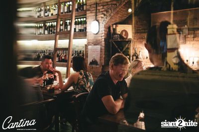 Cantina Acustica ft. Jacob Contin ที่ แคนติน่า ไวน์บาร์ — photo 4