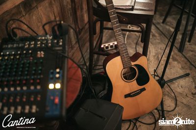 Cantina Acustica ft. Jacob Contin ที่ แคนติน่า ไวน์บาร์ — photo 8