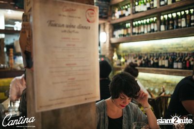 Cantina Acustica ft. Jacob Contin ที่ แคนติน่า ไวน์บาร์ — photo 28