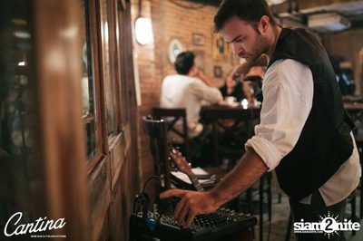 Cantina Acustica ft. Jacob Contin ที่ แคนติน่า ไวน์บาร์ — photo 35