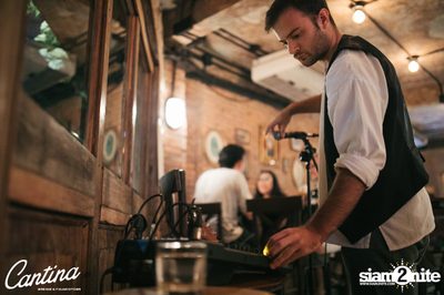 Cantina Acustica ft. Jacob Contin ที่ แคนติน่า ไวน์บาร์ — photo 36