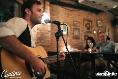 Cantina Acustica ft. Jacob Contin ที่ แคนติน่า ไวน์บาร์ — photo 45