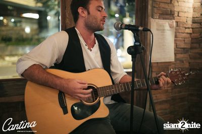 Cantina Acustica ft. Jacob Contin ที่ แคนติน่า ไวน์บาร์ — photo 47
