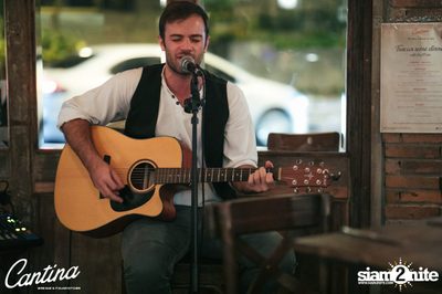Cantina Acustica ft. Jacob Contin ที่ แคนติน่า ไวน์บาร์ — photo 56