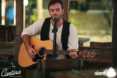Cantina Acustica ft. Jacob Contin ที่ แคนติน่า ไวน์บาร์ — photo 57
