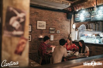 Cantina Acustica ft. Jacob Contin ที่ แคนติน่า ไวน์บาร์ — photo 75