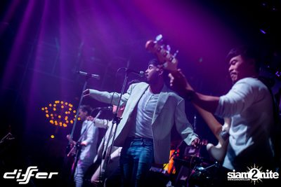 Light It Up Party ที่ ดิฟเฟอร์ ผับ พัทยา — photo 17