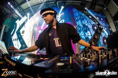 Back to School Party กับ Atom Chanakan ที่ ซิงค์ รังสิต — photo 71