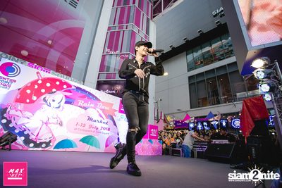 Peck Palitchoke Mini Concert at Centerpoint of Siam Square — photo 178