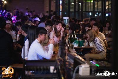 Atom Chanakan at 20Something Bar — photo 7