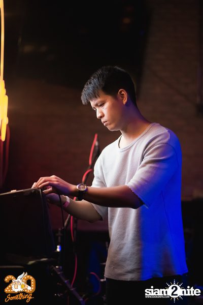 Atom Chanakan at 20Something Bar — photo 9