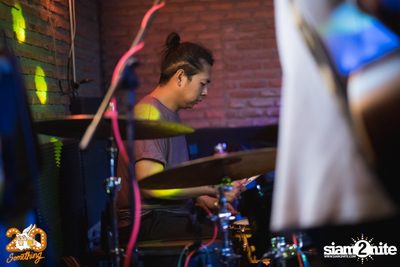 Atom Chanakan at 20Something Bar — photo 22