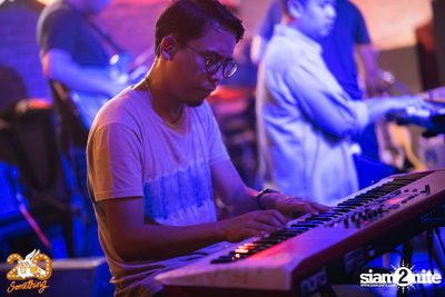 Atom Chanakan at 20Something Bar — photo 106