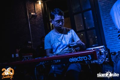 Atom Chanakan at 20Something Bar — photo 130
