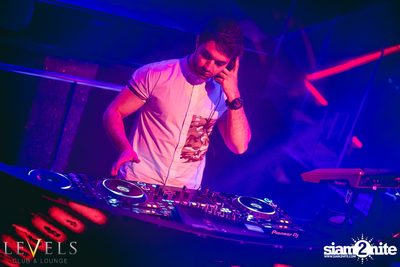 Rave Radio ที่ เลเวล คลับ — photo 20