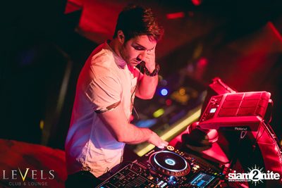 Rave Radio ที่ เลเวล คลับ — photo 21