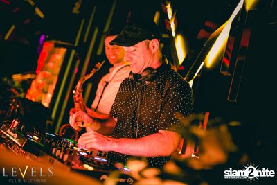 Rave Radio ที่ เลเวล คลับ — photo 29