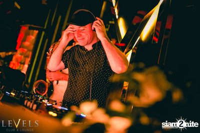 Rave Radio ที่ เลเวล คลับ — photo 30