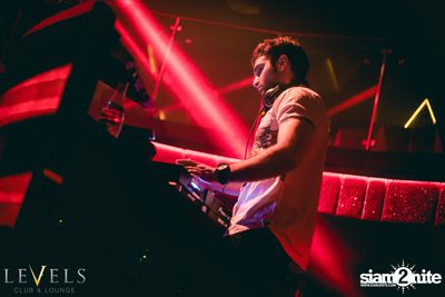 Rave Radio ที่ เลเวล คลับ — photo 82