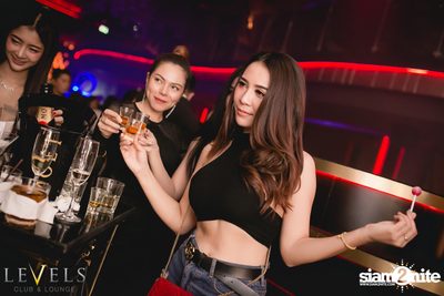 Rave Radio ที่ เลเวล คลับ — photo 84