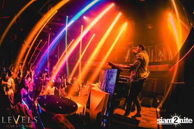 Rave Radio ที่ เลเวล คลับ — photo 87