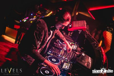Rave Radio ที่ เลเวล คลับ — photo 97