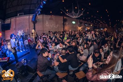 Halloween Night ft. Flure x Scrubb at 20Something Bar — photo 66